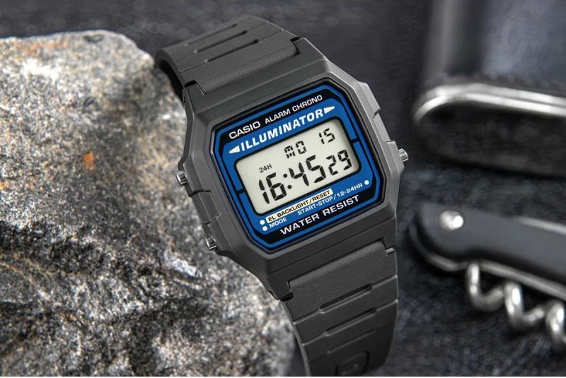 Orë dore CASIO F-105W-1AWYEF për meshkuj, e zezë