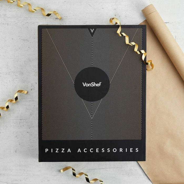 Set veglash për pice VONSHEF 1000178, gur pice qeramik 12\", dërrasë akacie me dorezë, prerës pice, set 3 copë