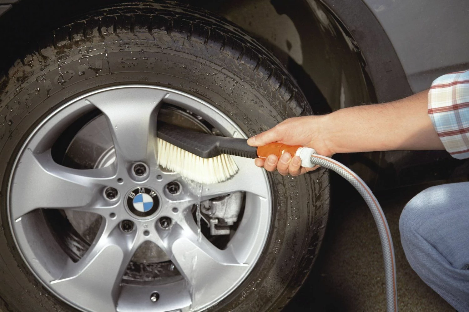 Furçë dore Gardena 987, e vogël, me lidhje uji, e zezë/portokalli