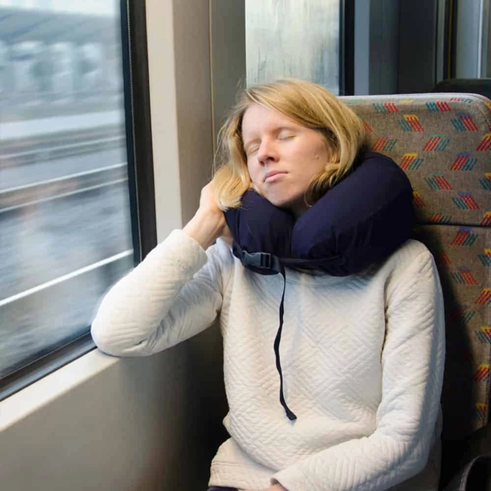 jastëk udhëtimi LayOn Travel Pillow, ergonomik, me xhep, 25×14×12 cm, blu