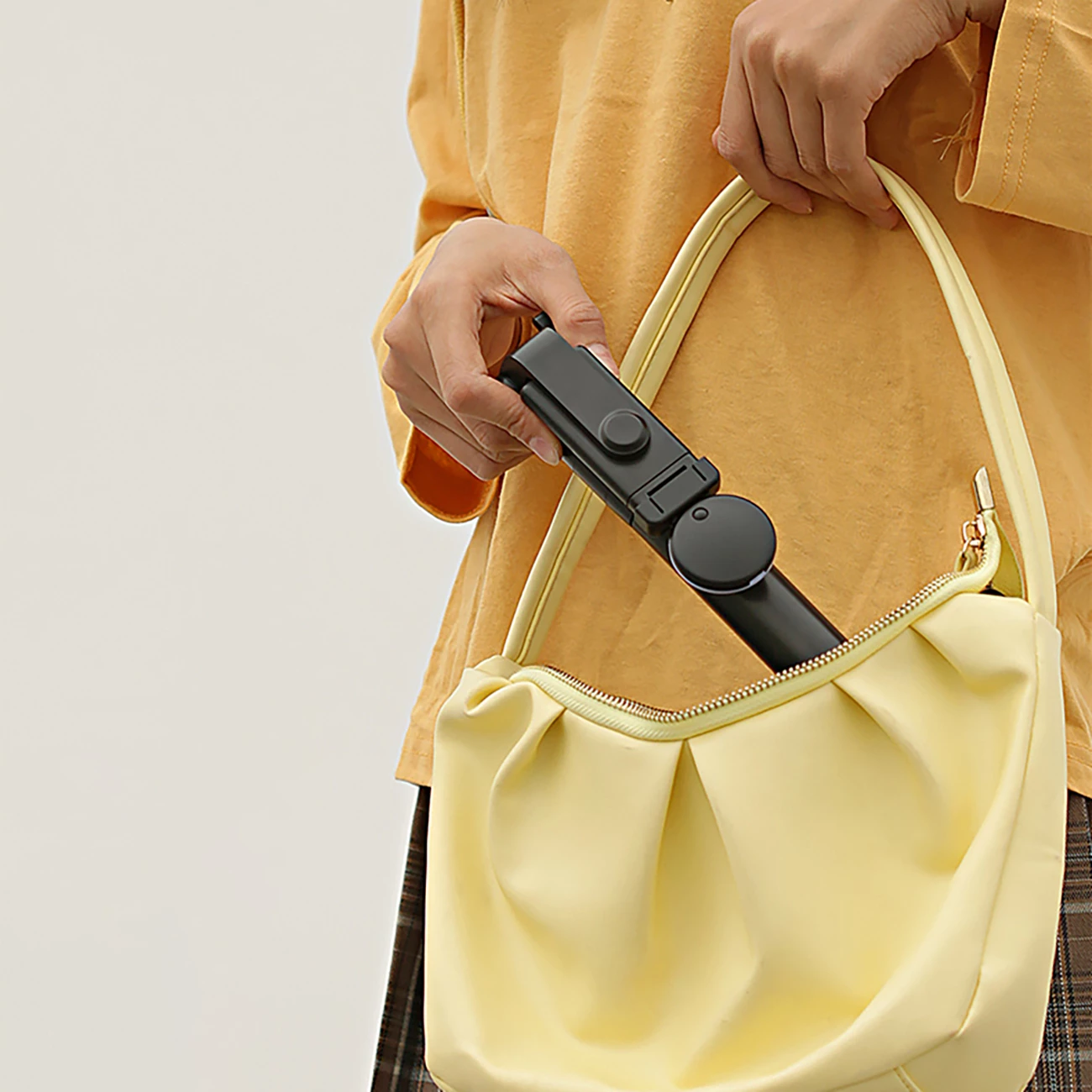 Selfie stick Hurtel WH1YXS tripod teleskopik 1m me llambë LED, mbajtëse telefoni, e zezë