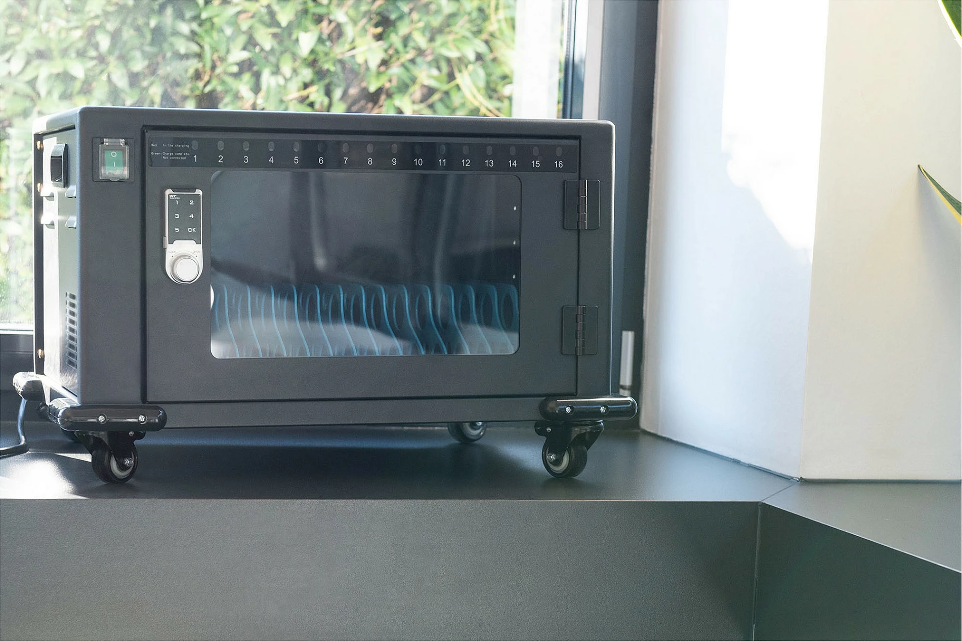 Kabinet karikimi mobil Digitus, 16 vende, USB-C 18W, deri 14 inç, me rrota, i zi