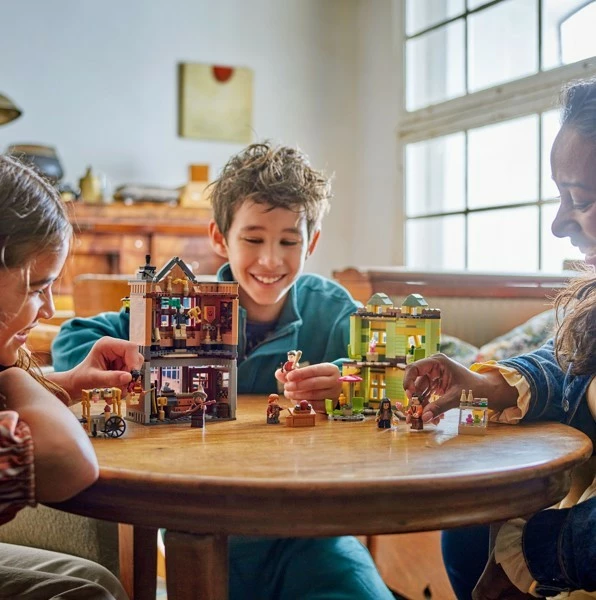 Set ndërtimi LEGO Harry Potter 76452, Dyqan Quidditch dhe Dyqan Akulloresh, 795 pjesë