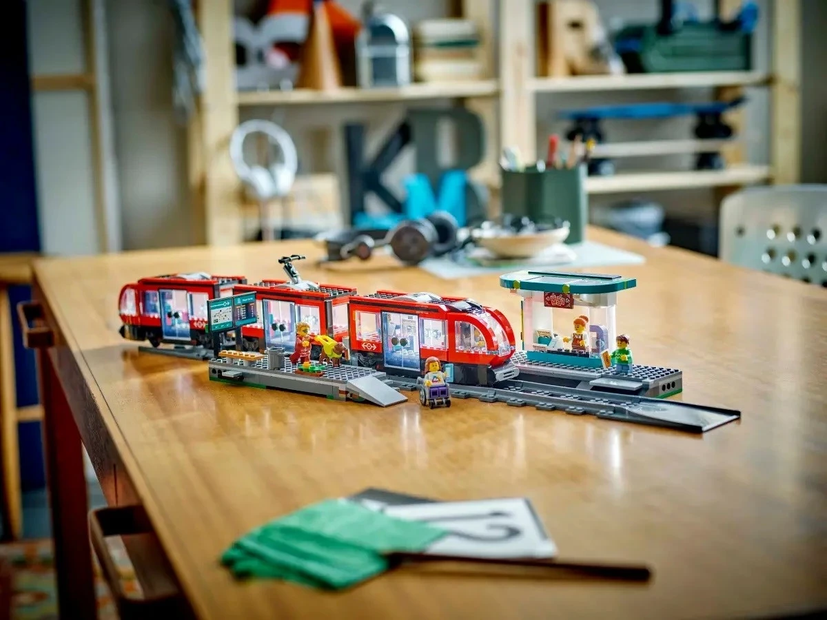 Set LEGO CITY 60423 Downtown Streetcar and Station