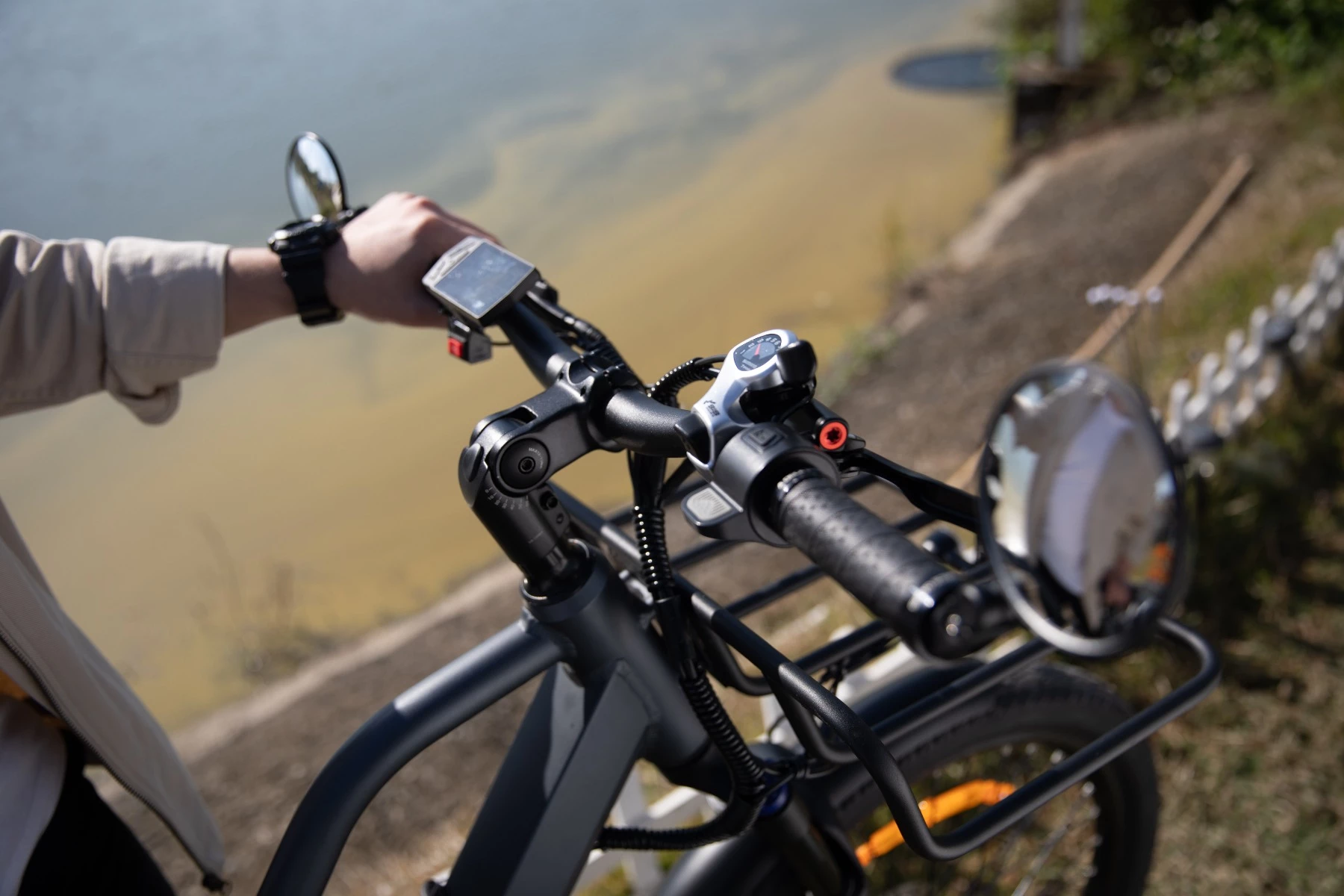 biçikletë elektrike cargo ADO OASIS 260T, 26 inç, rreze deri 180 km, Shimano 7 shpejtësi, 55 Nm, gri, set me 2 bateri