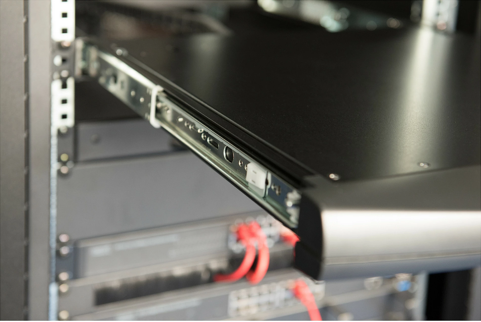 Konsolë KVM Digitus 19" LCD TFT, 8-Port HDMI, 1U rack, tastierë gjermane QWERTZ, e zezë