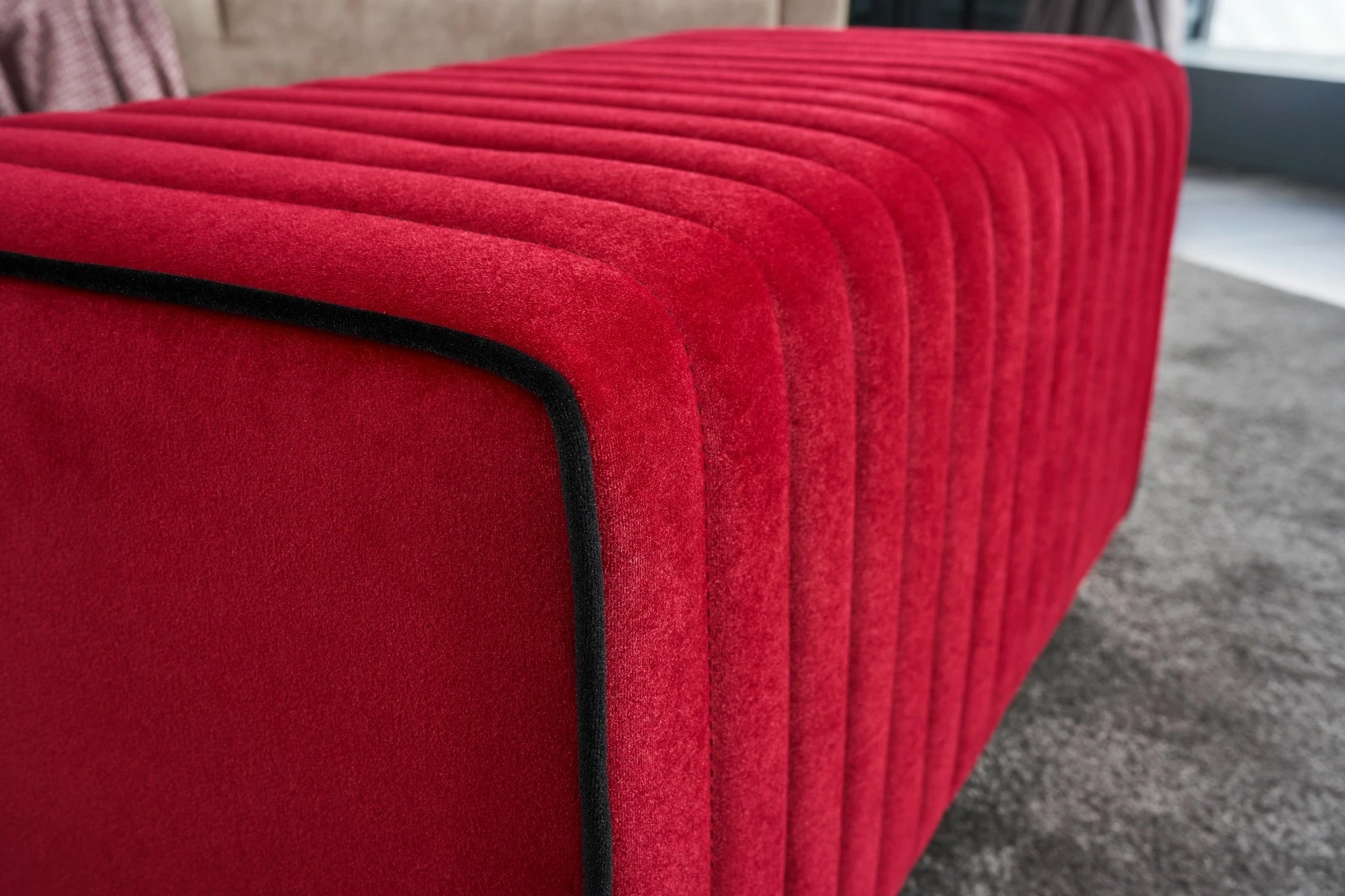 Puf Mabel, kadife e kuqe, Atelier del Sofa, 80x40x40cm