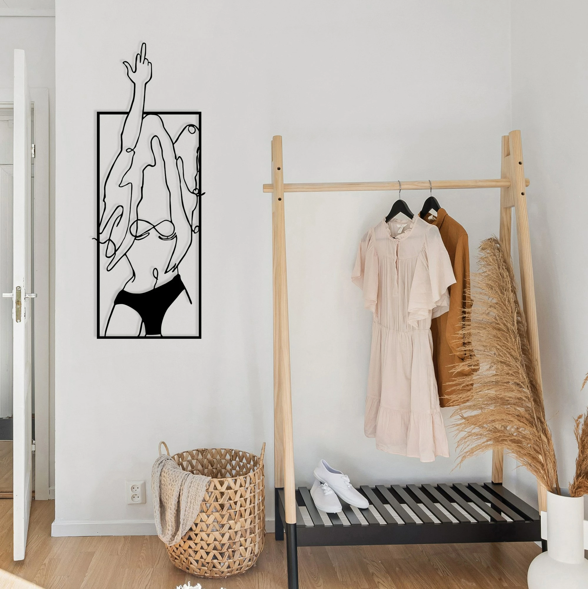 Aksesor dekorativ metalik për mur, Wallity, grua moderne, 24x63cm