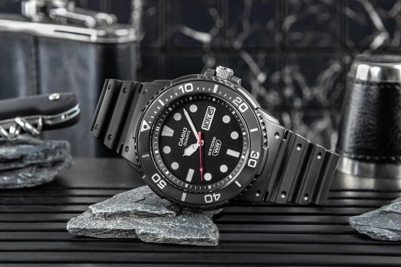 Orë dore për meshkuj CASIO, e zezë