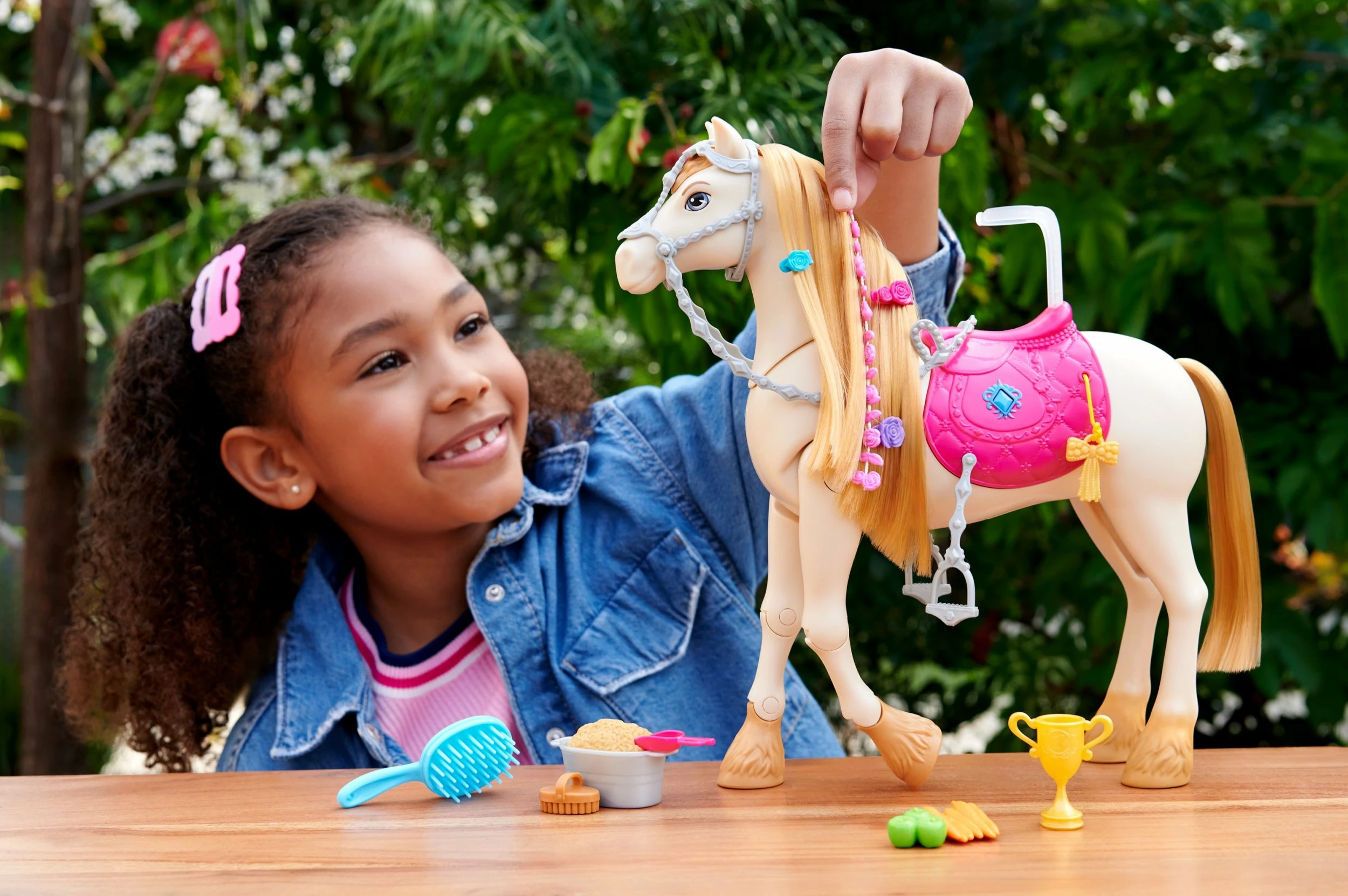 Kal interaktiv lodër Mattel Barbie Tornado HXJ42 me mbi 20 aktivizime tingulli, muzikë dhe aksesorë, rozë/krem