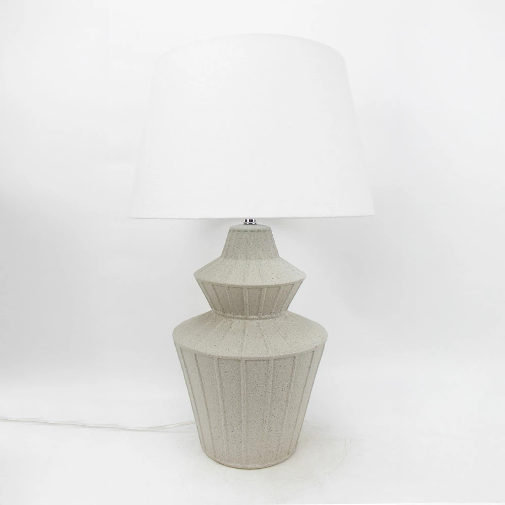 Llambë tavoline Elysia, qeramike gri e çelët, abazhur prej liri të bardhë, 35x35x58cm