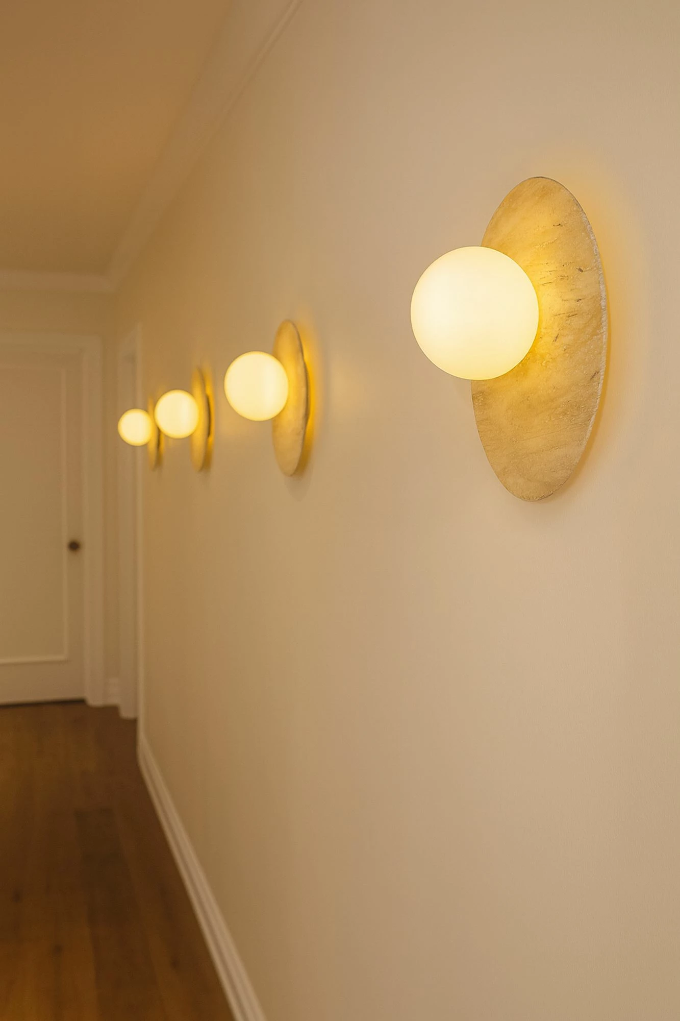 Llambë muri Opviq, pamje Tor-Look, trup travertini, kapak qelqi, bezhë/bardhë