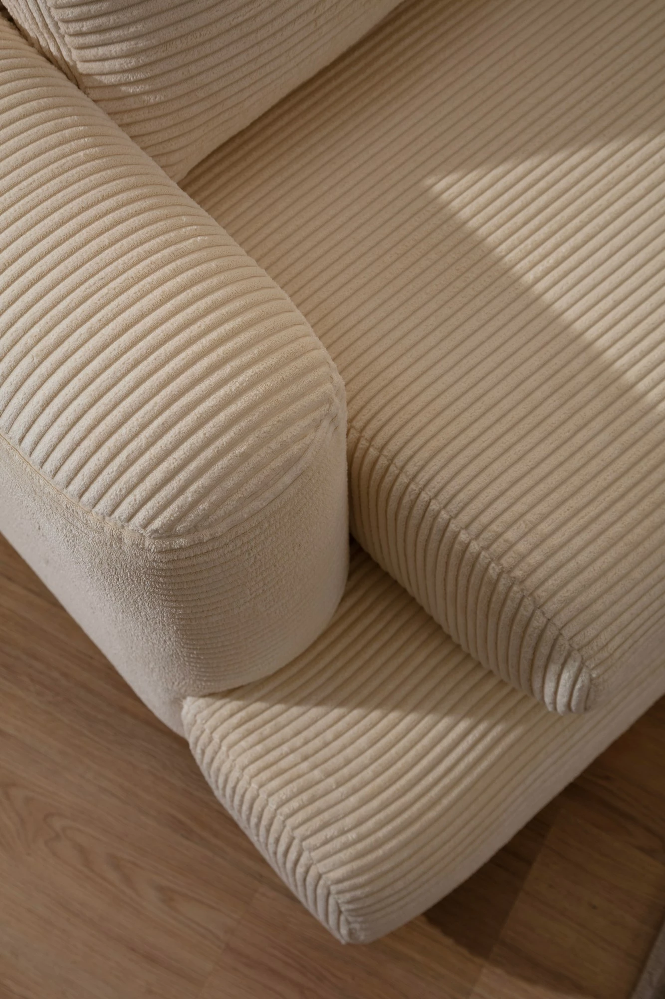 Divan treshe Atelier del Sofa, River, bezhë