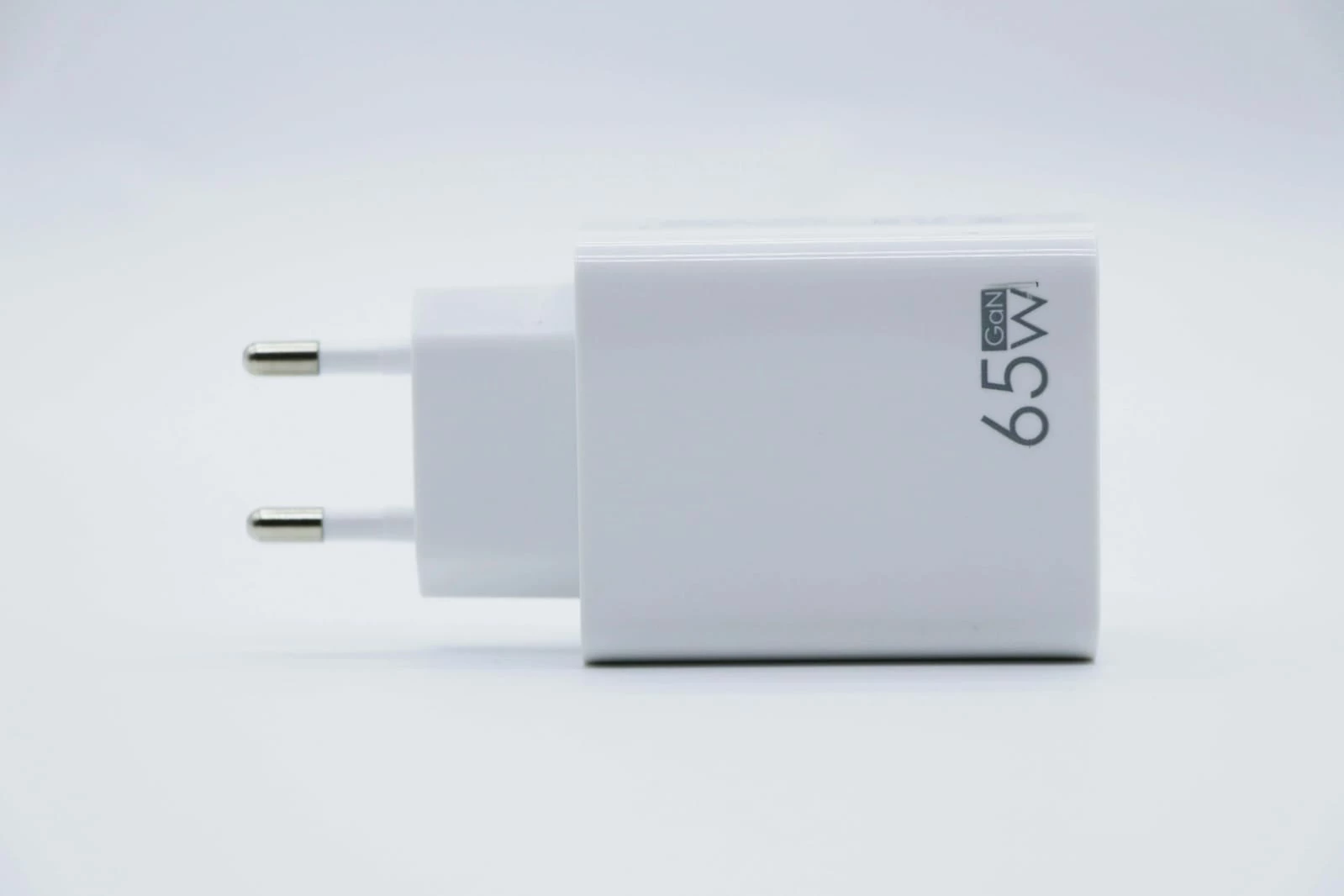 Karikues i Shpejtë GaN 65W me PD & QC 5.0 për Multi-Device Charging