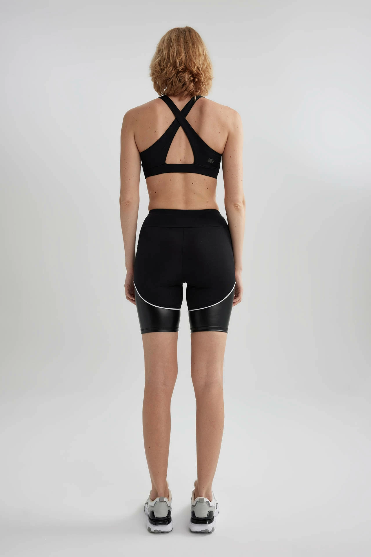 Shorce sportive për femra DeFacto, të zeza