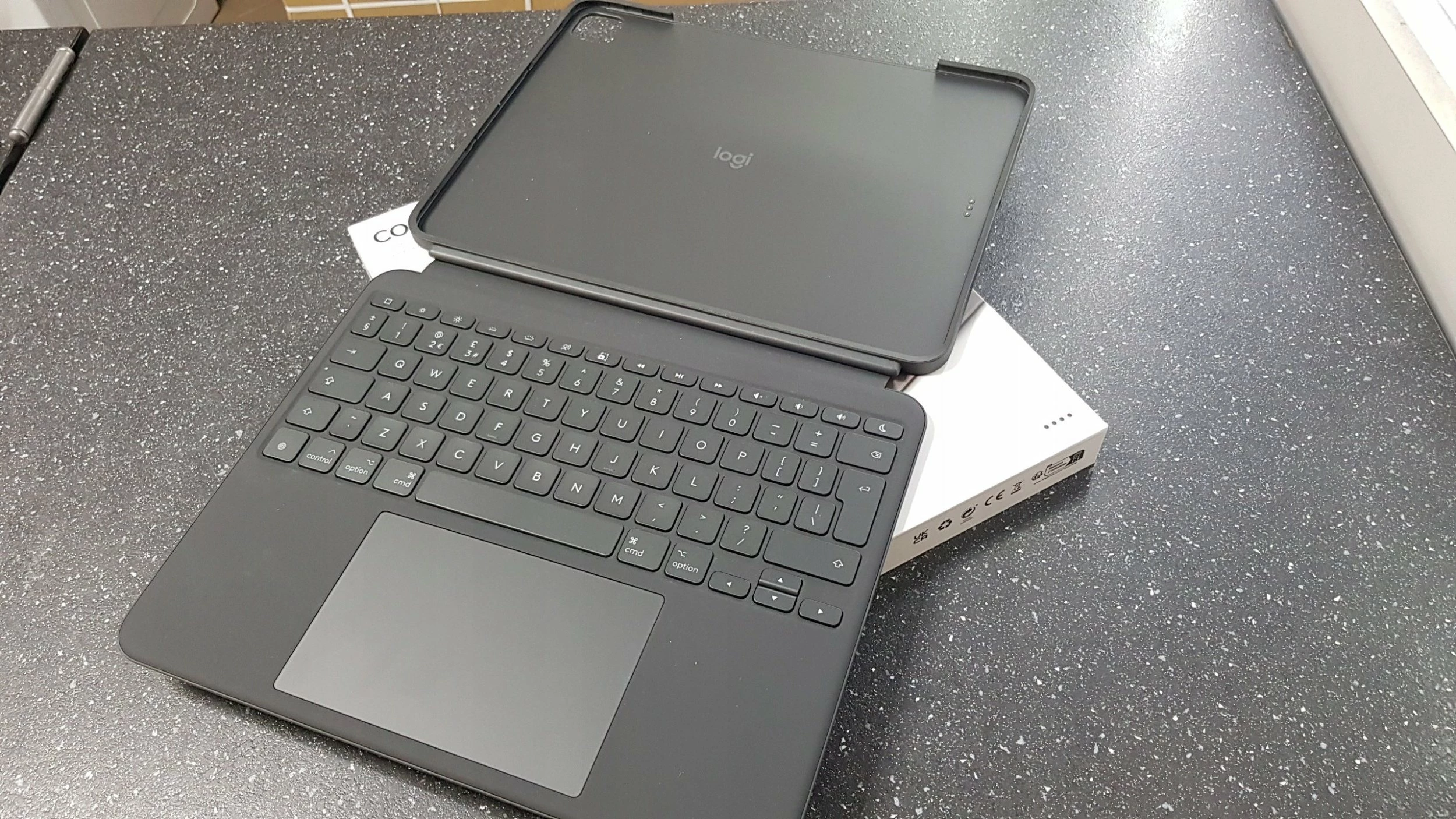 Tastierë me mbrojtëse Logitech Combo Touch për iPad Pro 13 M4, me ndriçim dhe trackpad Multi-Touch, 920-012669, e zezë