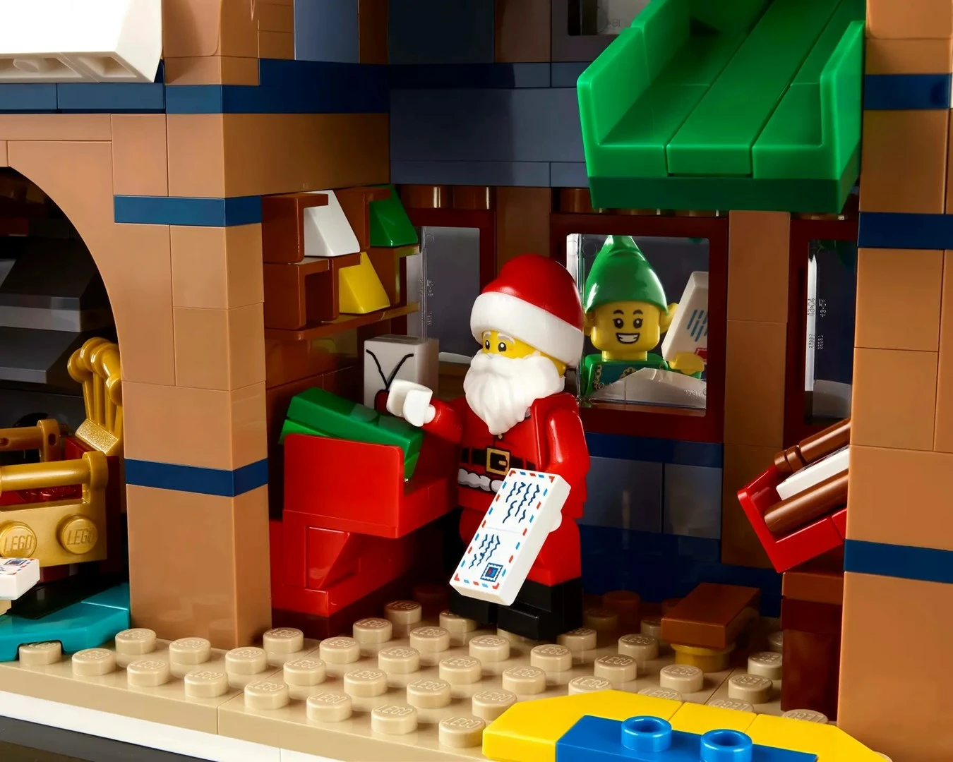 Set LEGO ICONS 10339 Santa's Post Office, 5 minifigura