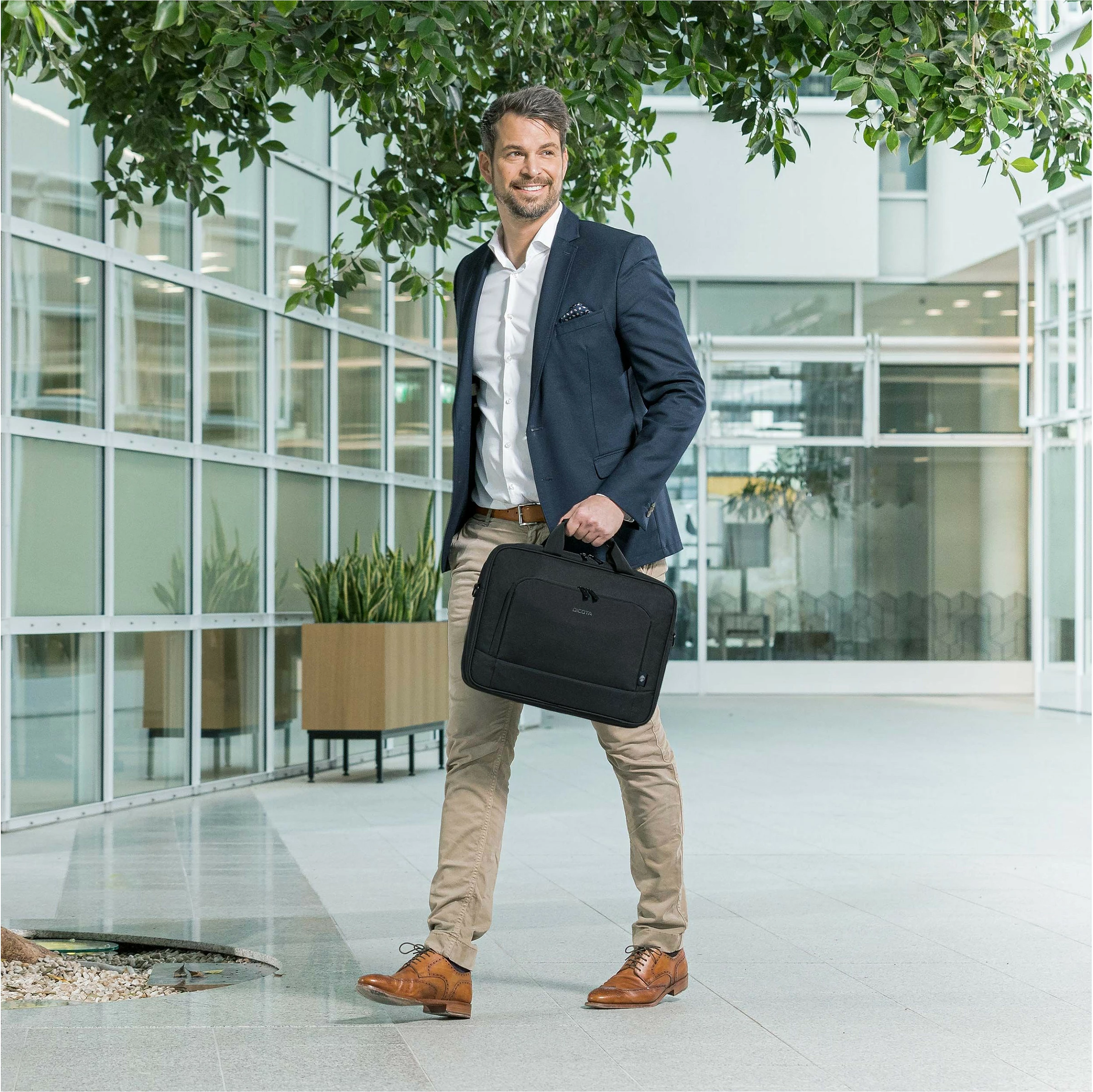 Çantë laptopi DICOTA Eco Top Traveller BASE, 14.1", me rrip shpatulle, e zezë