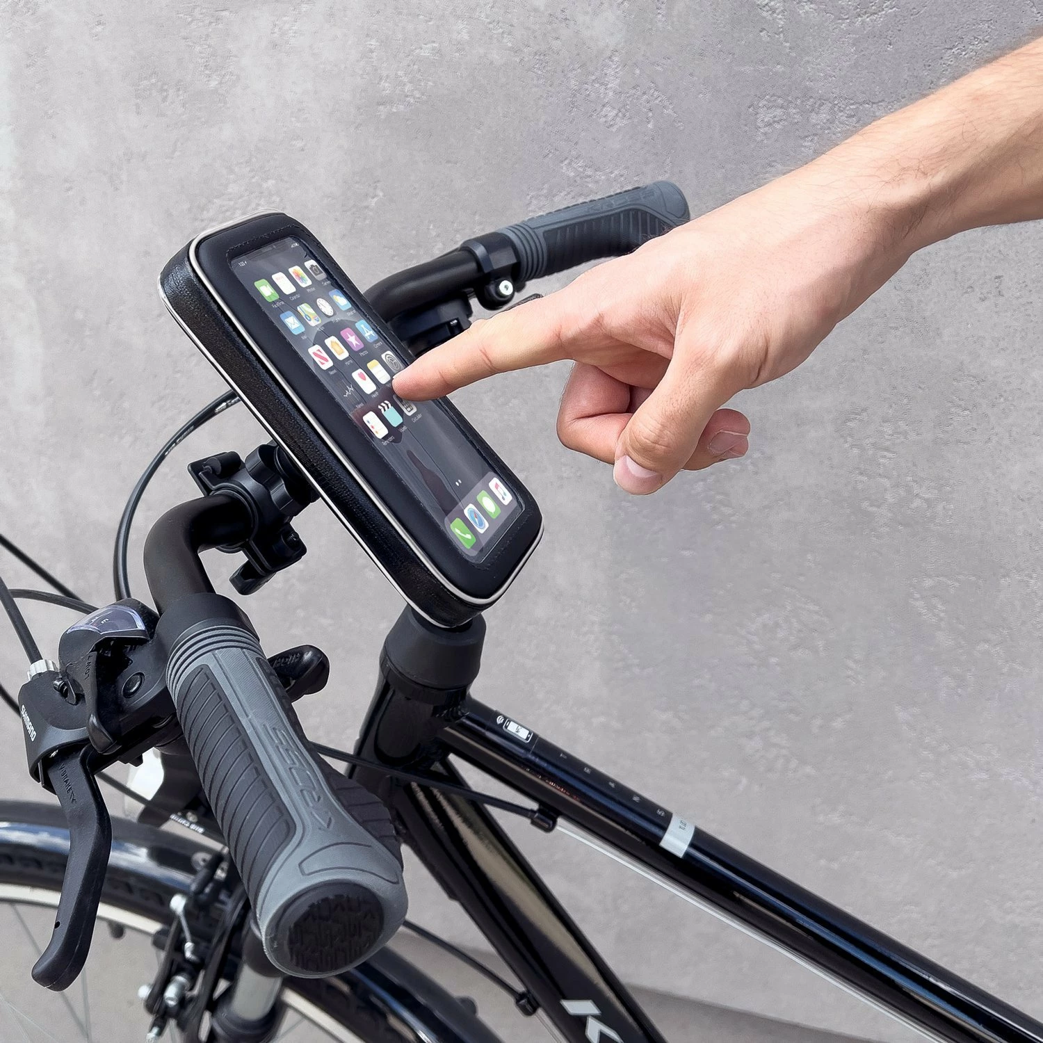 Mbajtëse telefoni Wozinsky WBHBK7 për timon biçiklete/moto/skuteri, deri 16.5×8 cm, e zezë