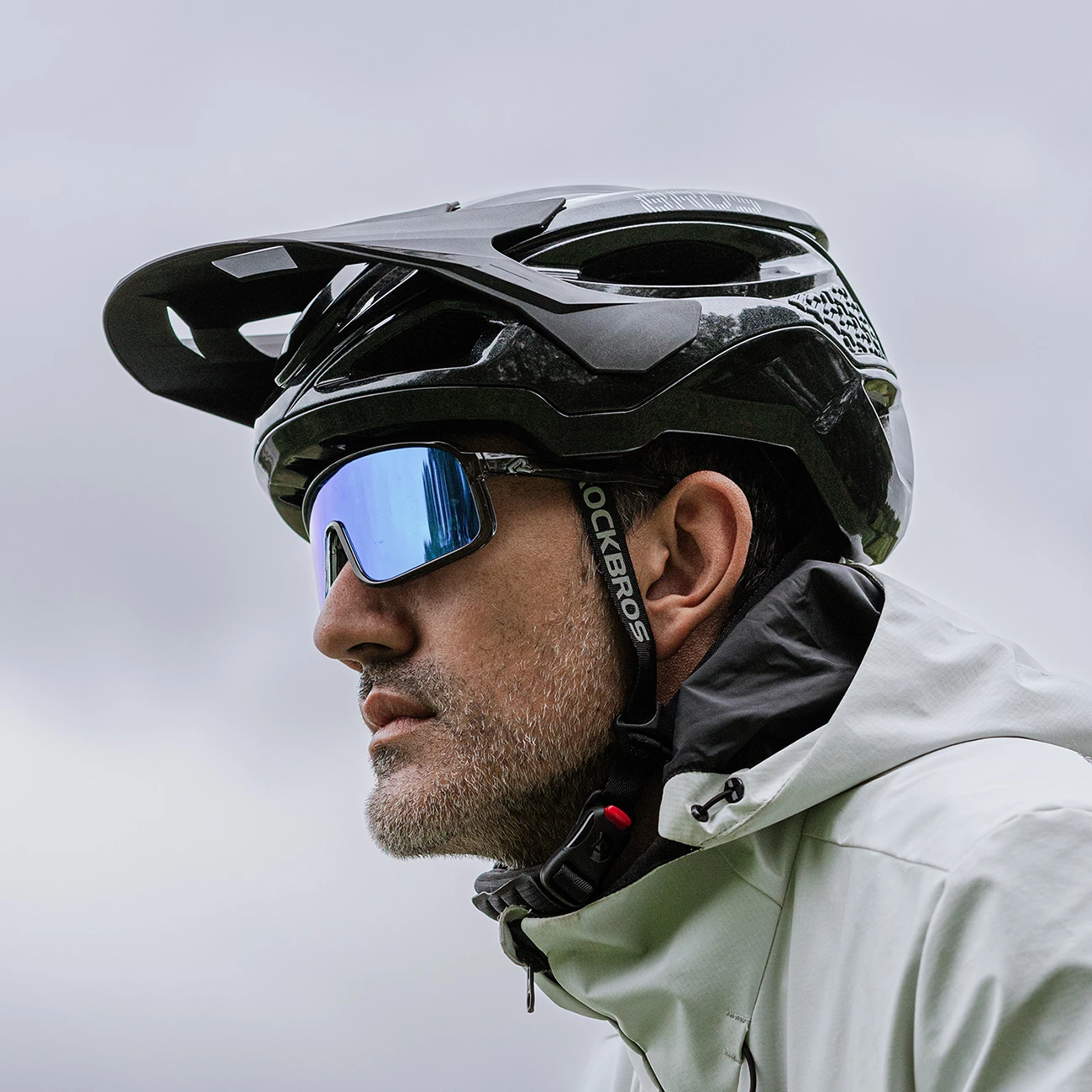 Helmetë për biçikletë Rockbros LK-99 58-62 cm, vizor i rregullueshëm, mbyllje magnetike, e zezë, në kuti