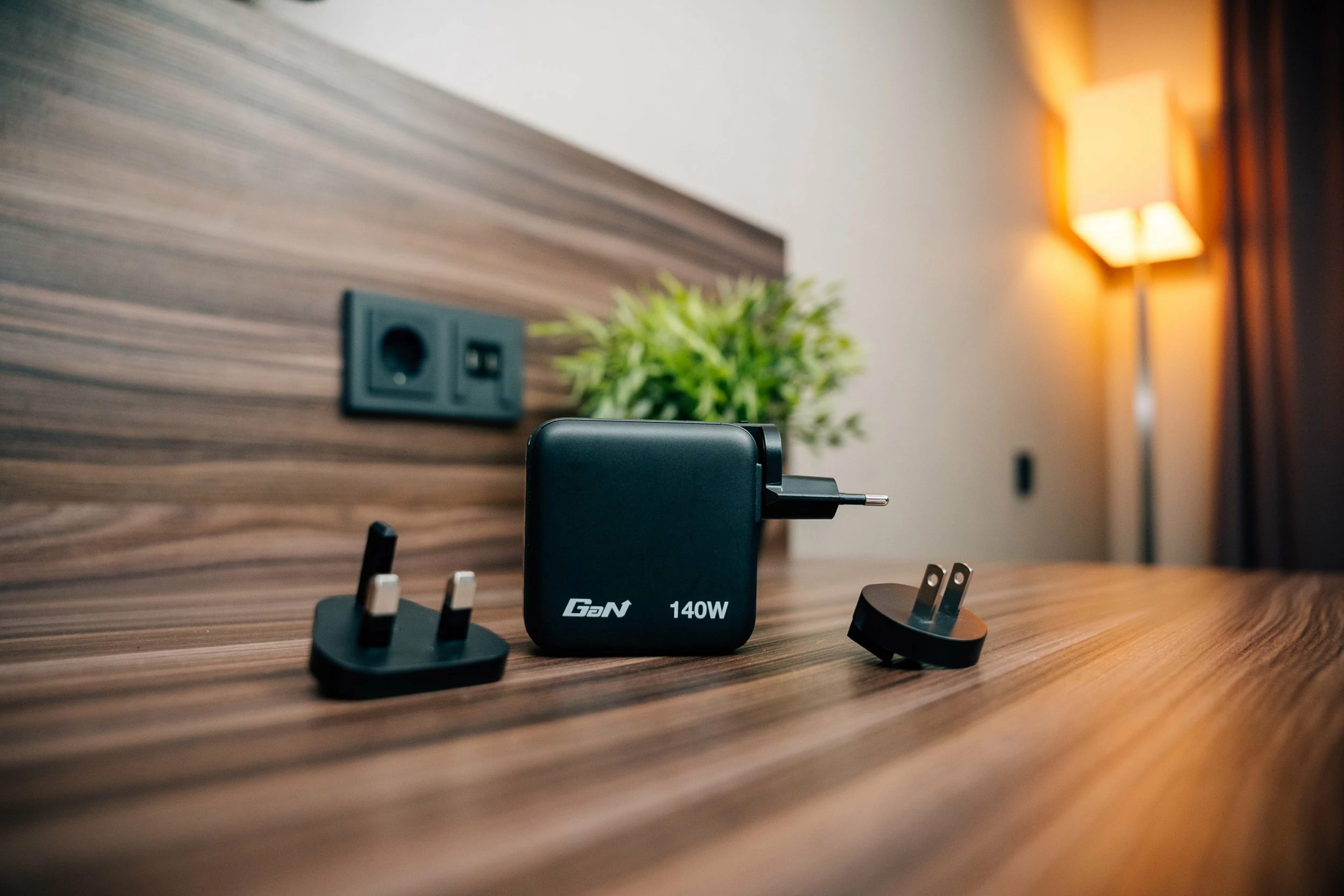 Karikues GaN Verbatim Mini 140W (30240) 3xUSB-C PD/1xUSB-A QC me ekran touch TFT, me priza ndërrueshme EU/UK/USA, i zi