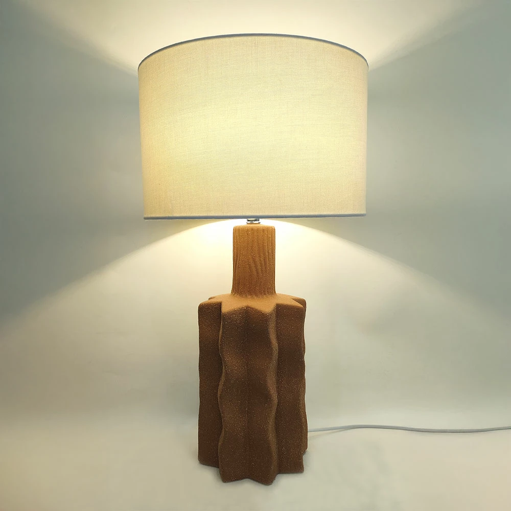 Llambë tavoline EGLI, bazë qeramike terrakote, abazhur liri i bardhë, 32x32x56cm