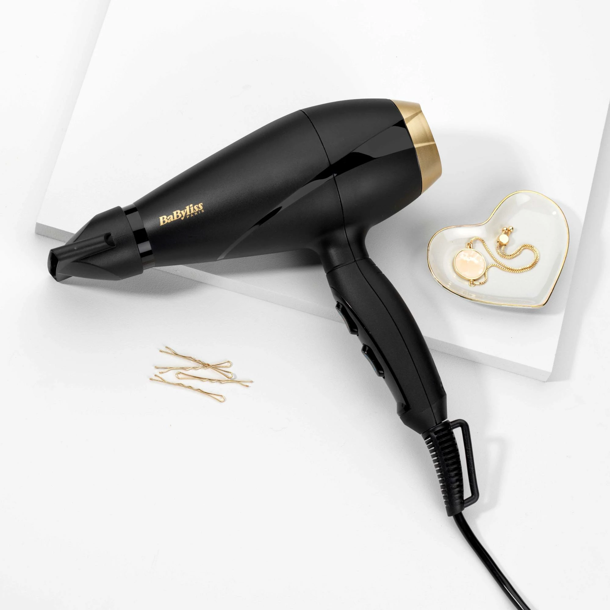 Tharëse flokësh, BaByliss 6704E, motor AC profesional, 2000 W, shpejtësi 100 km/h, 2 shpejtësi 3 temperatura, grykë 6 mm, kabllo 3 m, e zezë me të artë