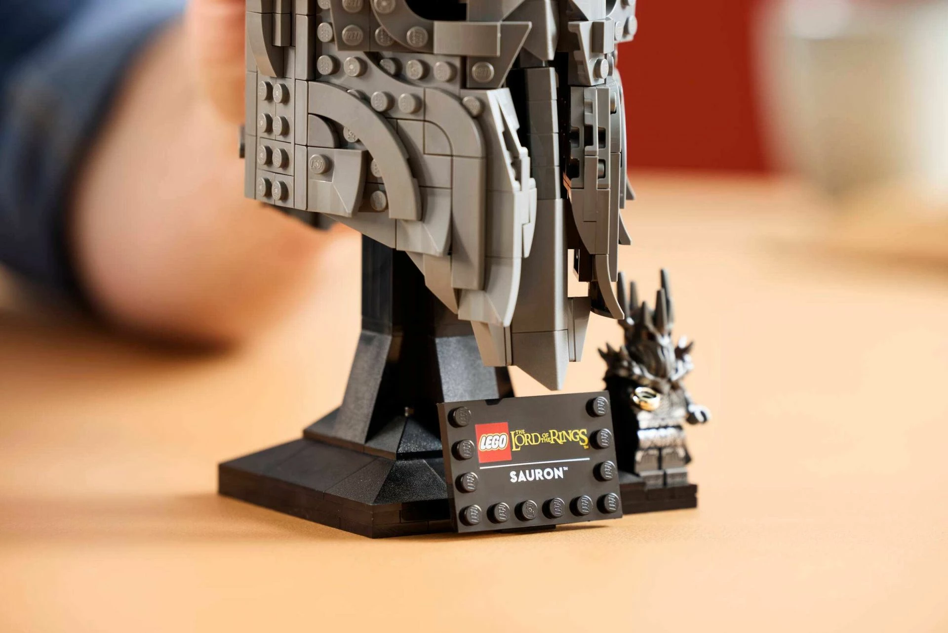 Set ndërtimi LEGO Icons The Lord of the Rings Helmeta e Sauron-it 538 copë #11373, 18+, me 1 minifigurë