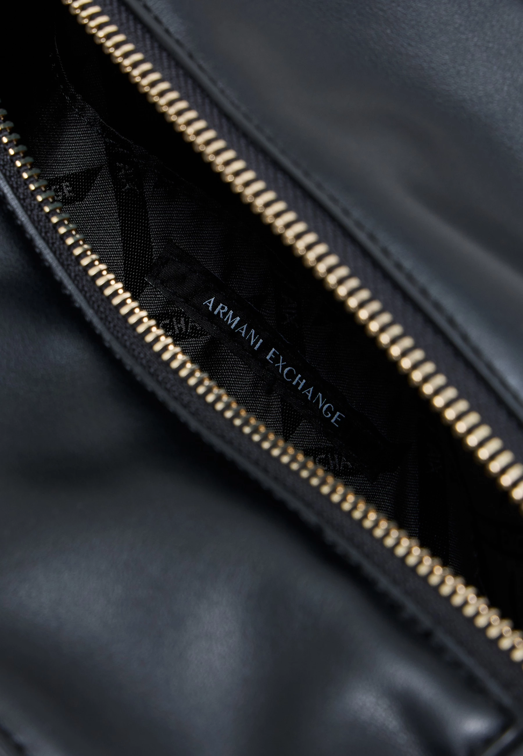 Çantë shpatulle për femra Armani Exchange XW002604 AF19902, e zezë