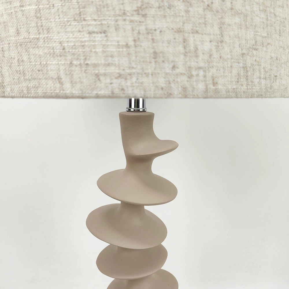 Llambë tavoline STRIO, rrëshirë dhe lino, bezhë, 28x28x61cm