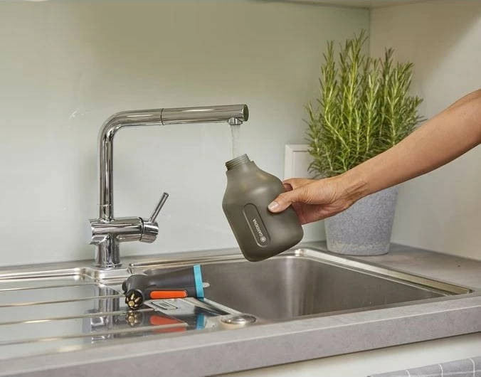 Pompë spërkatëse Gardena 0.75L, gryka e rregullueshme, e zezë