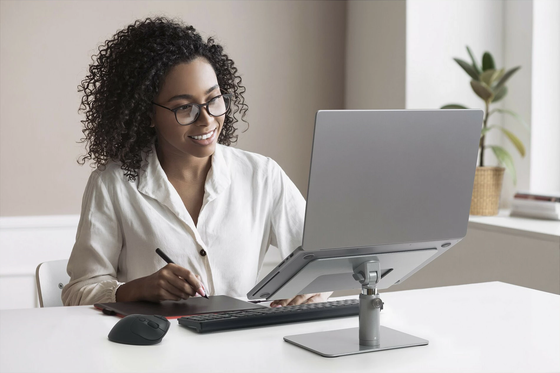 Mbajtës laptop Kensington Universal Tabletop, alumini, i rregullueshëm, 16 inç, argjend