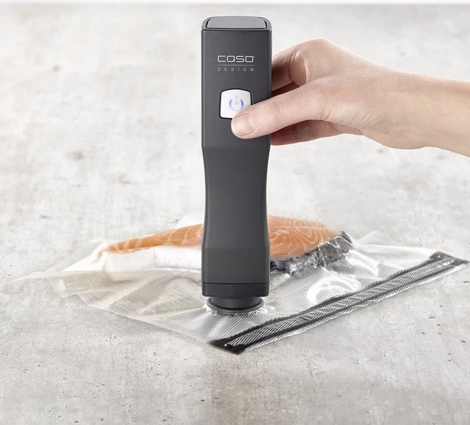 Aparat vakumi për ruajtje ushqimi CASO Vacu OneTouch Eco Set, USB-C, 1500 mAh, set me 3 enë qelqi + 10 qese ZIP, gri e errët/zezë