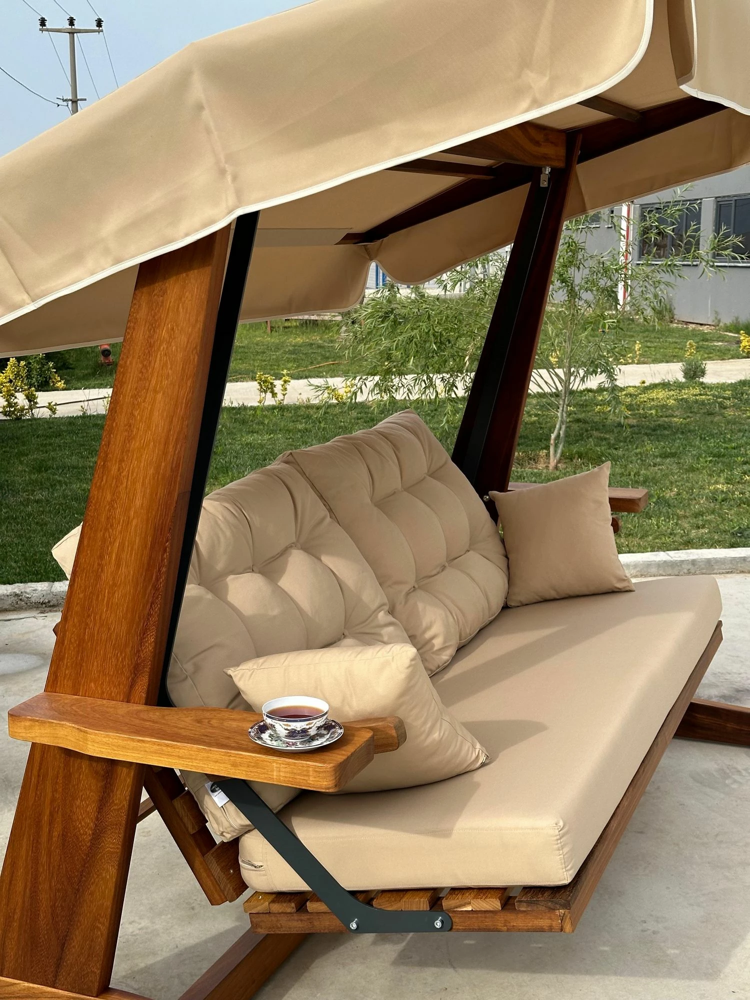 Karrige lëkundëse treshe për kopsht, ngjyrë camel, Skye Decor Sia 2400