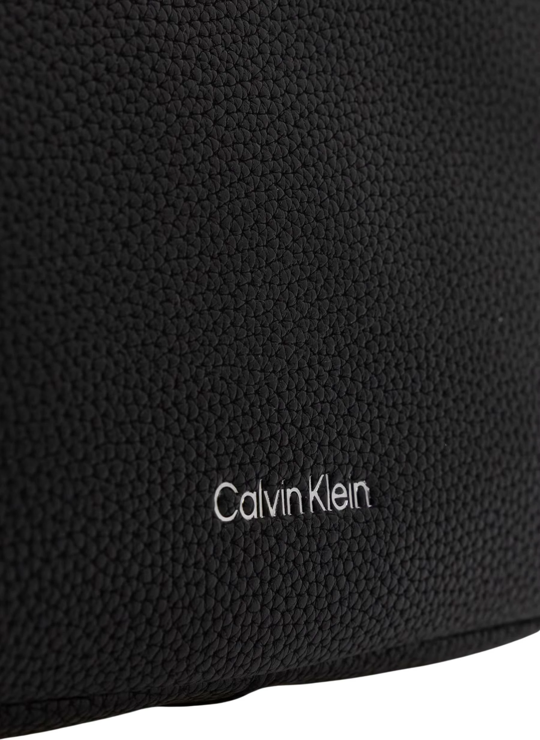 Çantë crossbody për femra Calvin Klein Webbing 2X Strap Camera Bag LV04F3656G, e zezë