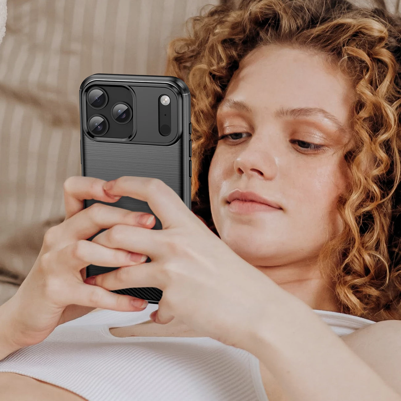 Mbështjellës Hurtel Carbon Case për iPhone 17 Pro Max, i zi