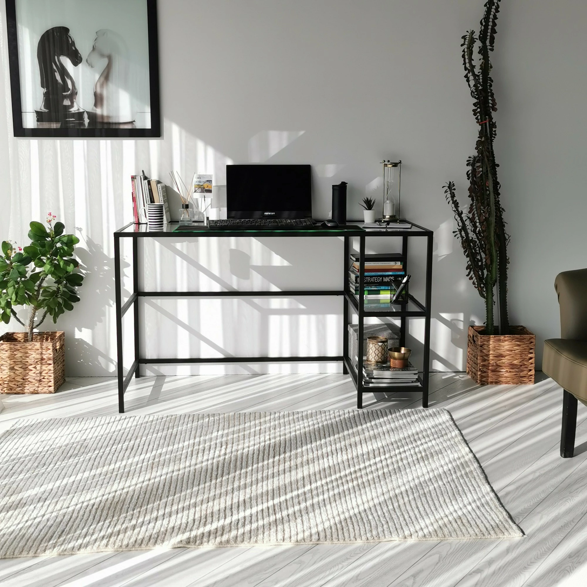 Tavolinë pune moderne, xham i temperuar, kornizë metalike, ngjyrë e zezë, 130x60cm, M101