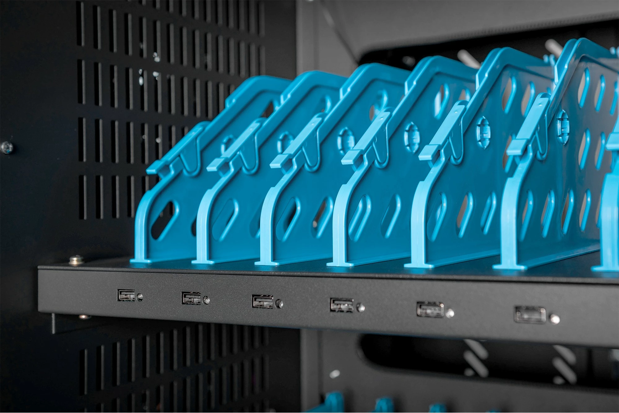 Kasë karikimi Digitus për 30 laptopë/tabletë deri 15.6 inç, USB-A, me rrota, e zezë