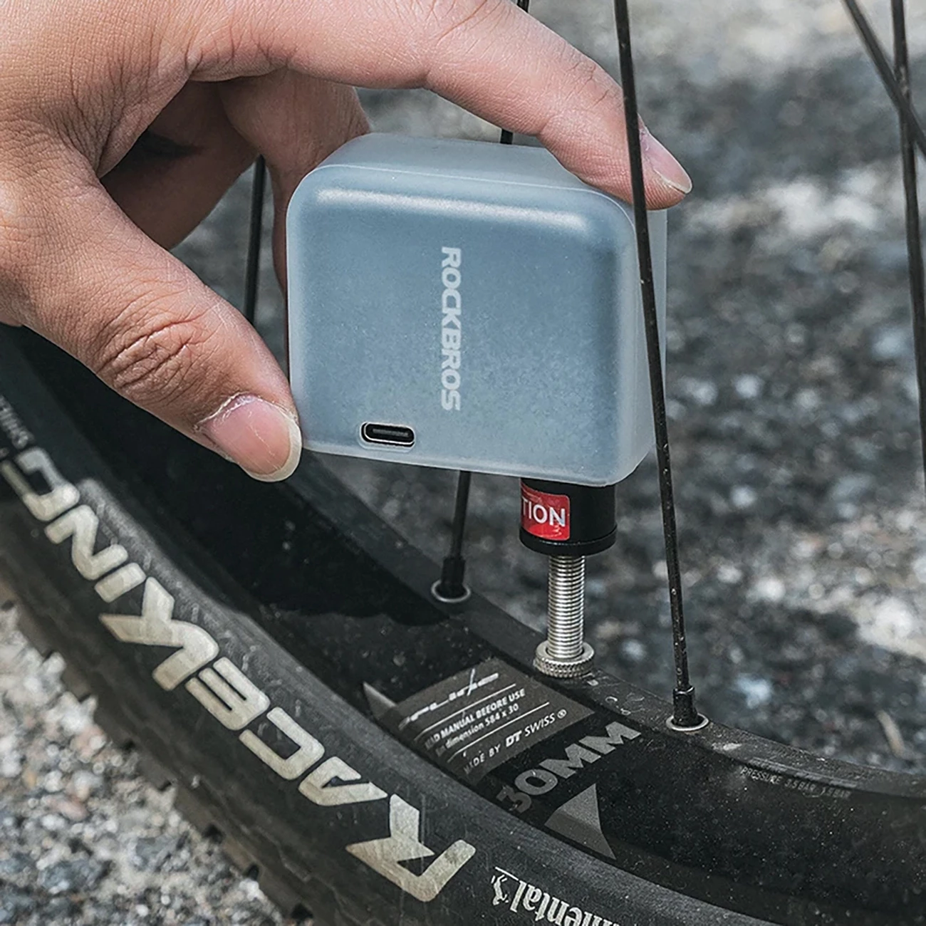 Pompë elektrike mini për biçikletë Rockbros 42320008001, 100 PSI (6.9 bar), Presta/Schrader, 300 mAh, USB-C, me dritë LED, Set me këllëf silikoni + majë Presta + unazë vulosëse + kabllo USB-C–USB-A, e zezë