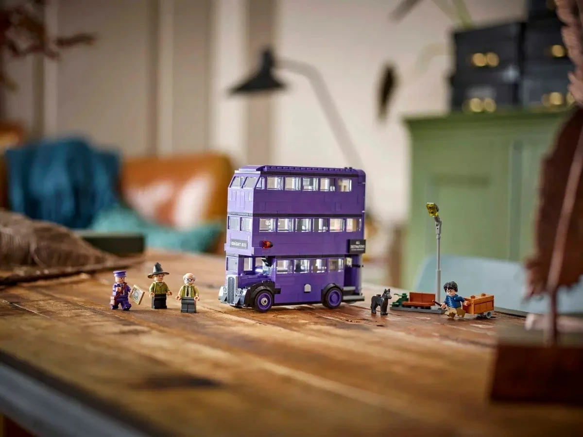 Set LEGO Harry Potter Knight Bus Adventure 76446, 4 minifigura, 499 pjesë, e purpurt