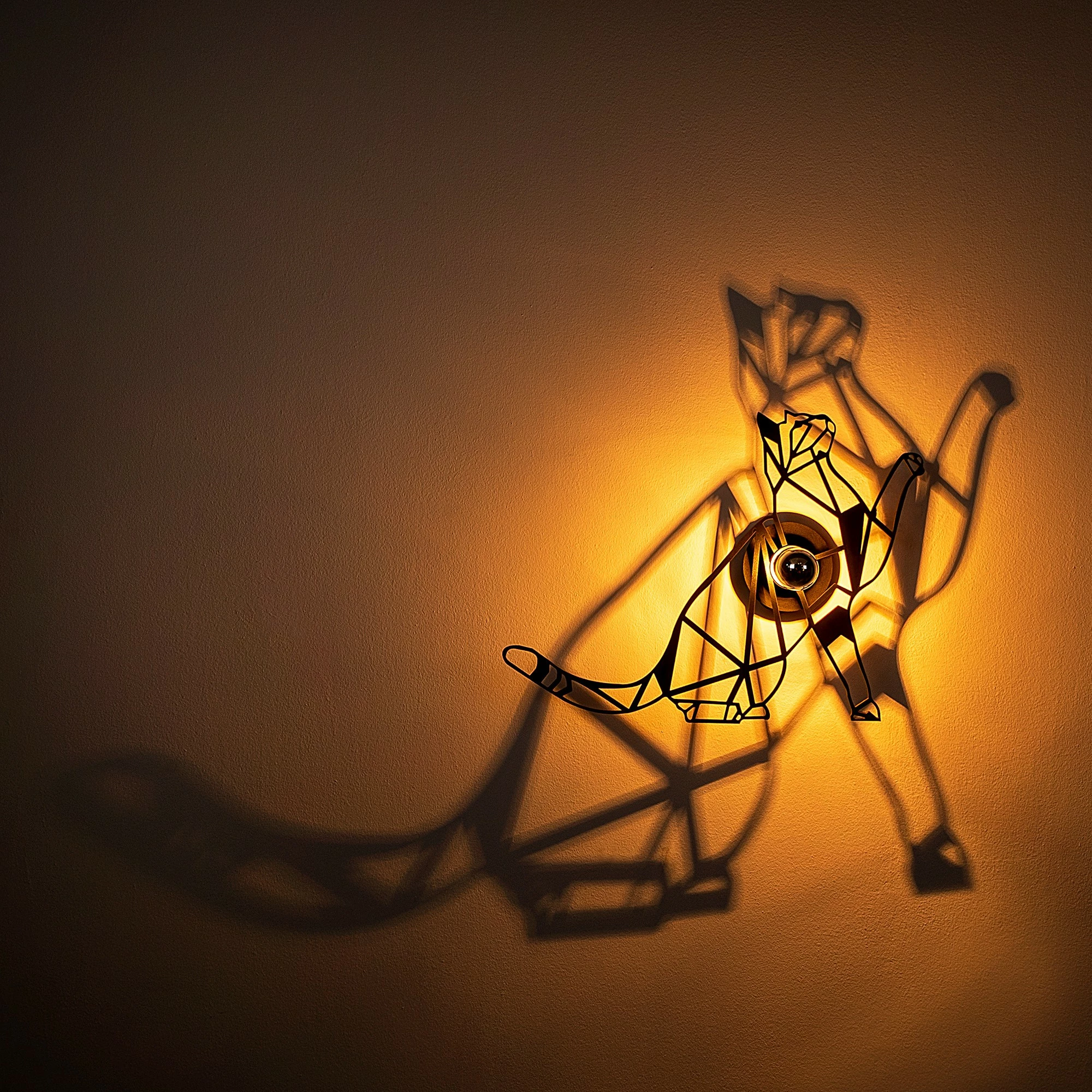 Llambë muri Opviq, model mace, ngjyrë e zezë, 56x12x42cm