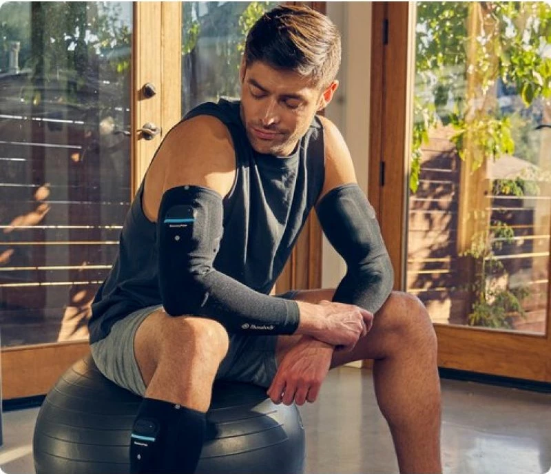 Menge për krah Therabody, e zezë