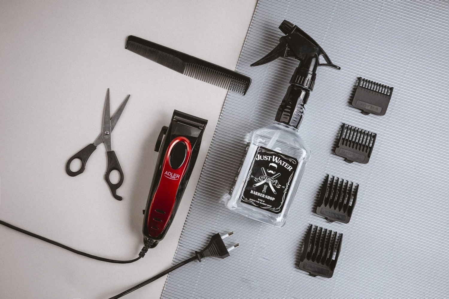 Maqinë për prerjen e flokëve për meshkuj Adler, e kuqe