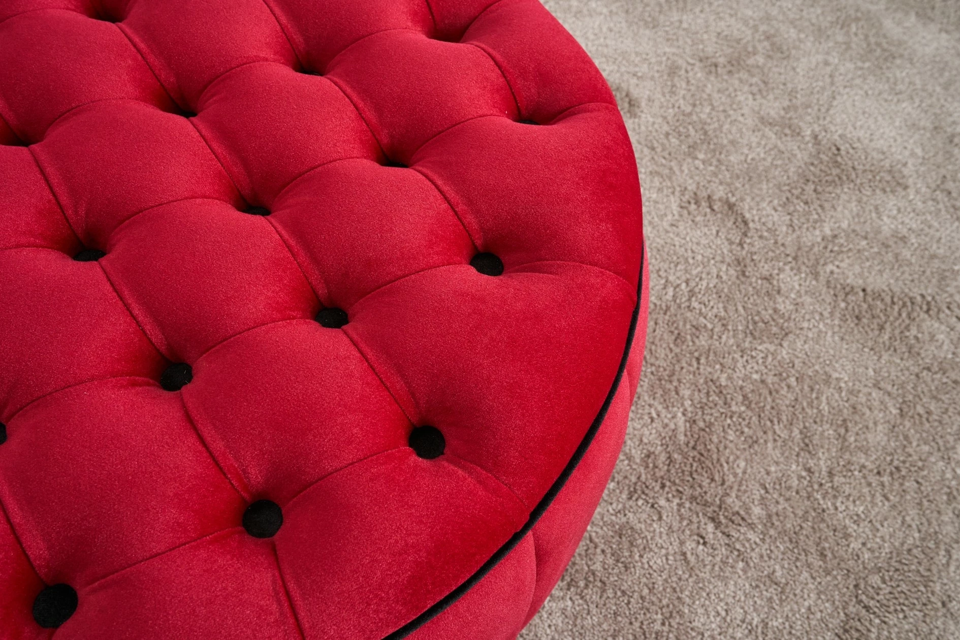 Puf i kuq prej kadifeje, Atelier del Sofa, Jasmin