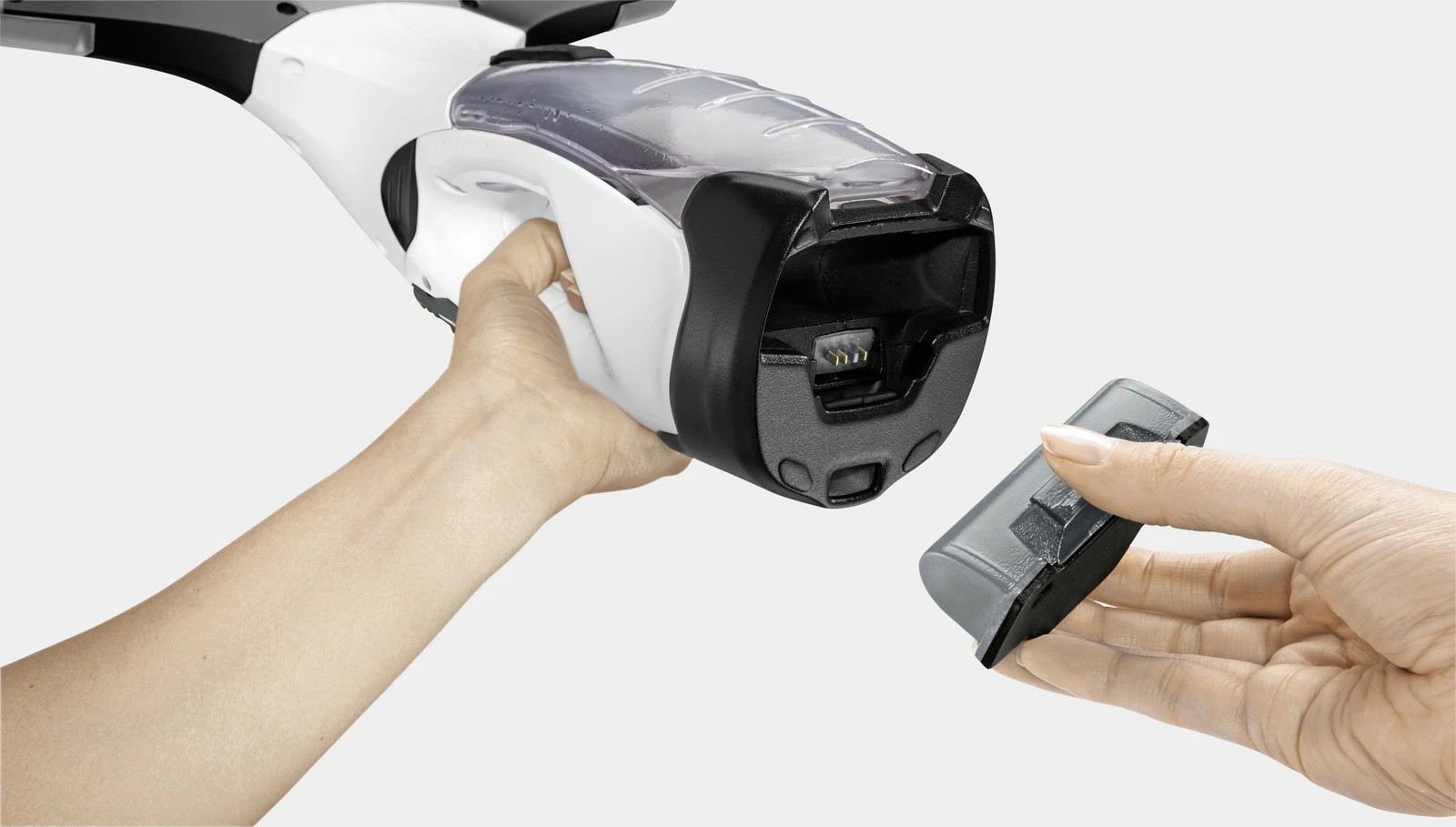 Pastrues dritaresh Karcher WV 5 Plus N EU 1.633-701.0 me bateri të ndërrueshme Li-ion, autonomi 35 min, depo 100 ml, grykë 170 mm, set me sprucues dhe leckë mikrofibër, bardh e zi