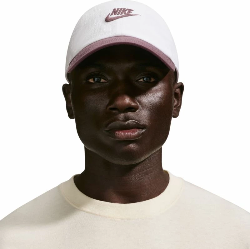 Kapelë Nike Club FB5368 104, e bardhë dhe vjollcë