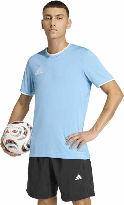 Maicë adidas, Entrada 26