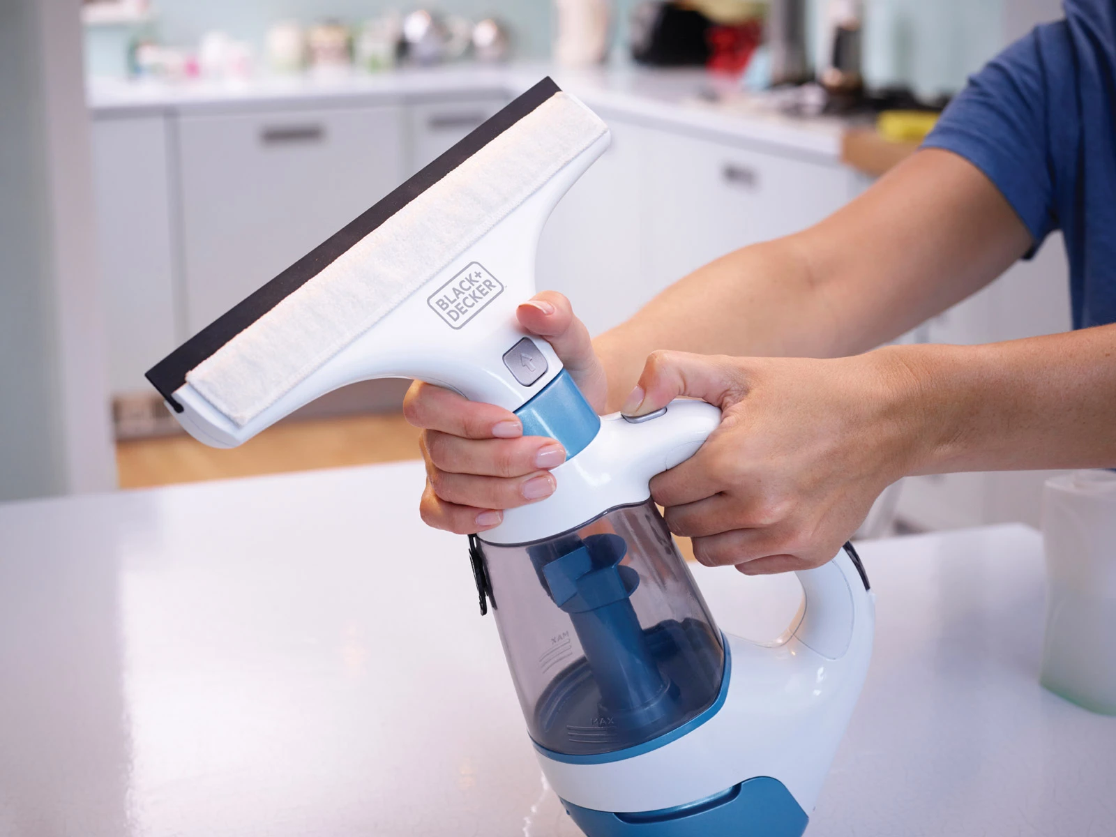 Pastrues dritaresh pa kabllo Black&Decker WW100K, bateri Li-Ion 3.6V, 28 cm + 17 cm gomë, bardhë/blu