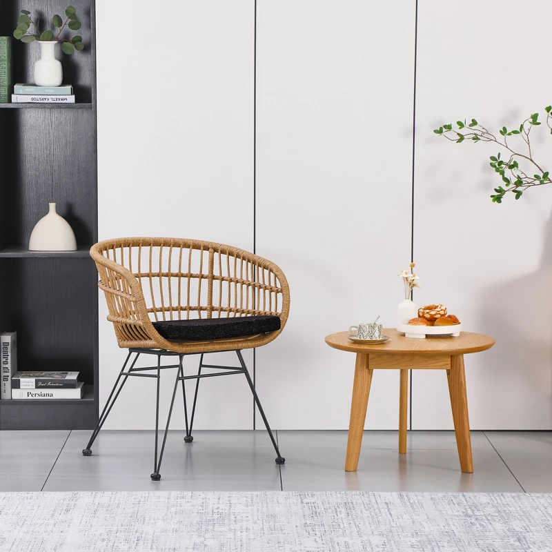 Karrige Naoki me jastëk pe rattan, ngjyrë natyrale, këmbë metalike të zeza, 63x61x79cm