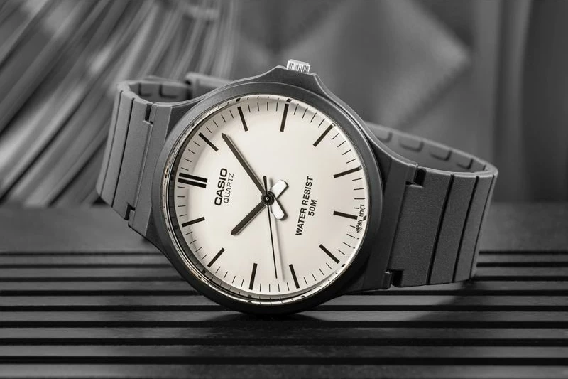 Orë dore për meshkuj Casio MW-240-7EVEF, e zezë, me kuti